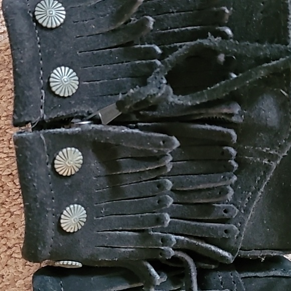 MINNETONKA black fringed suede moccasins. Size 7 - Picture 7 of 16